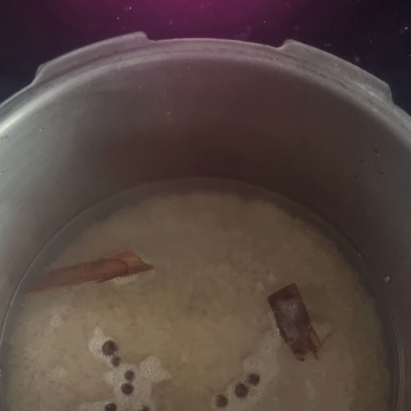 Arroz con leche vegano receta. Preparación: Cocinar el arroz con la canela y pimiento dulce.