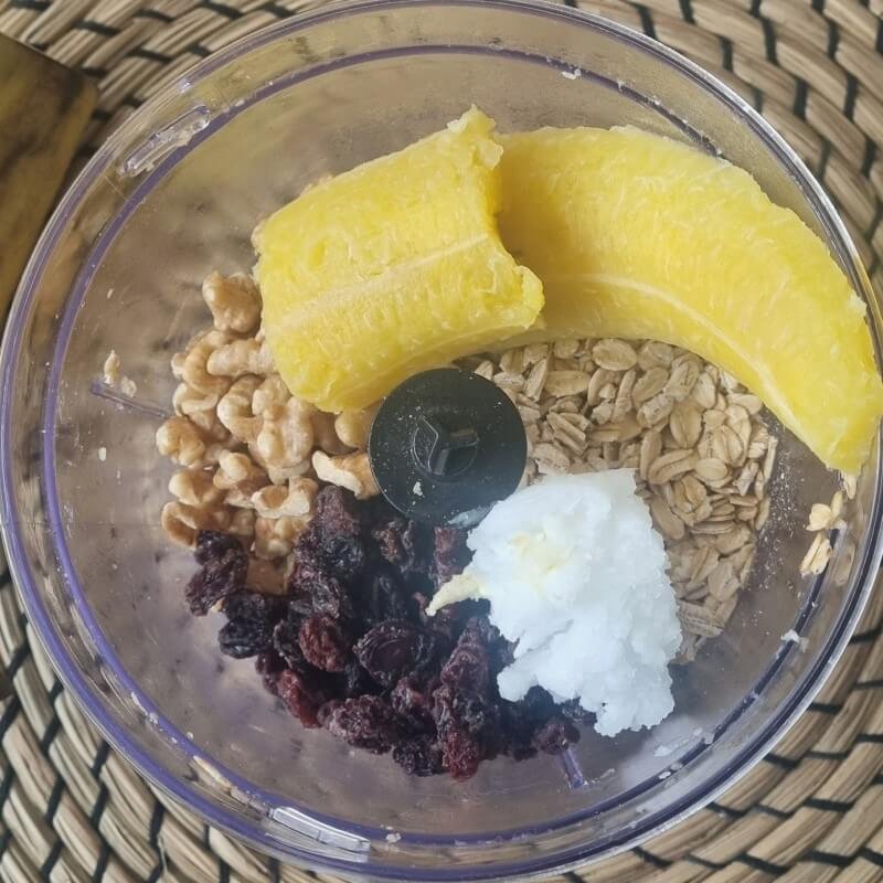 Ingredientes de cheesecake vegano de chochos y tofu en el procesador de comida.