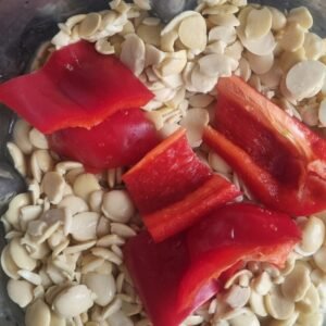 Receta de Queso crema vegano de chocho: Poner los chochos, los demás ingredientes, y el pimiento en este caso en la licuadora.