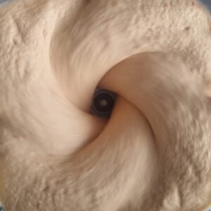 Receta de Queso crema vegano de chocho: Licuar y mover con una espátula para ayudar a que quede cremoso.