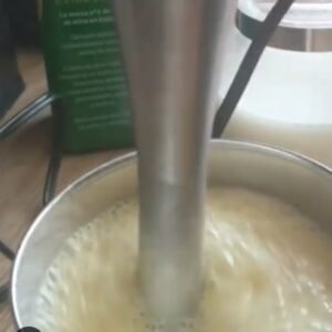 Mantequilla Vegana: Receta paso 2. Usa la batidora para lograr una mezcla espesa.