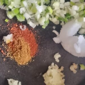 Mote Sucio Vegano o Mapahuira Vegana: Condimentos para añadir sabor como el ajo, achiote, comino, y sal.