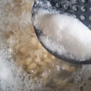 Leche de Soya: Preparación. Paso 3: Remueve la espuma.