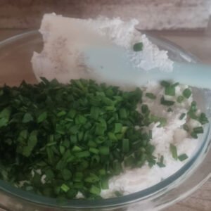 Queso crema vegano de tofu y Rulo de queso: Paso 3 Agrega el cebollin y peregil.