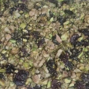 Queso crema vegano de tofu y Rulo de queso: Paso 5 Haz una cama con los arandanos y otros frutos.