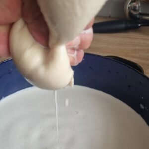 Leche de Soya: Preparación. Paso 8: Proceder a pasar por una tela para leches vegetales.