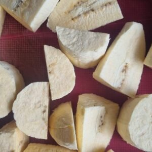 Bolon Vegano de Chicharrón y Tofu: Preparación pelar y cortar el plátano.