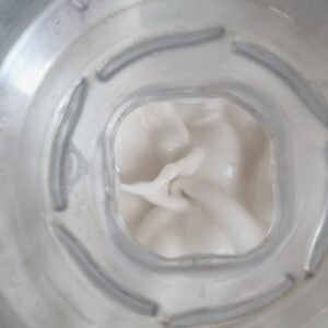 Pisco Sour Vegano sin Huevo: Preparación paso 1: Poner todos los ingredientes en la licuadora.