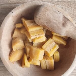 Bolon Vegano de Chicharrón y Tofu: Preparación aplastar el plátano.