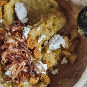 Bolon Vegano de Chicharrón y Tofu: Preparación añadir los demás ingredientes.