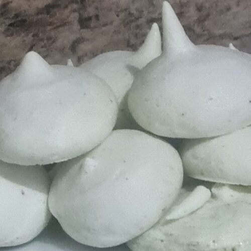 Receta de Suspiros sin Huevo. Postres Veganos. Blog de La Hueca Vegana.