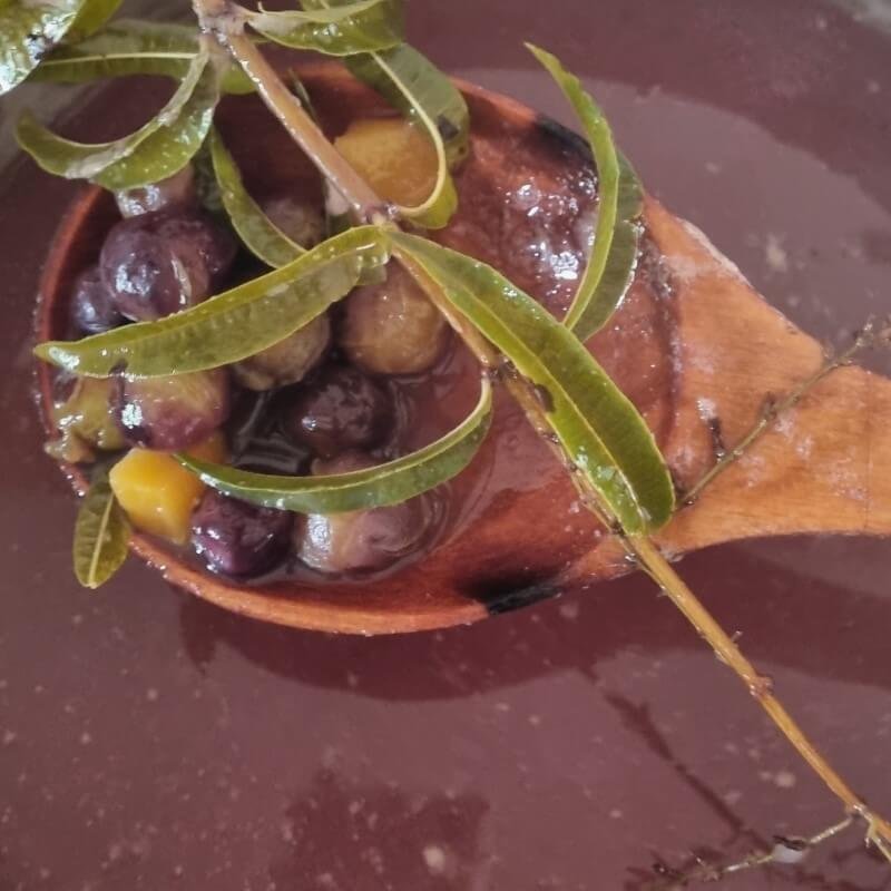 Jucho bebida tradicional de la sierra central ecuatoriana. Preparación Paso 1: Cocinar los capulies por 10 minutos.