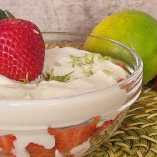 FRUTILLAS CON CREMA VEGANA: Receta y tips para una consistencia cremosa con ingredientes 100% vegetales.
