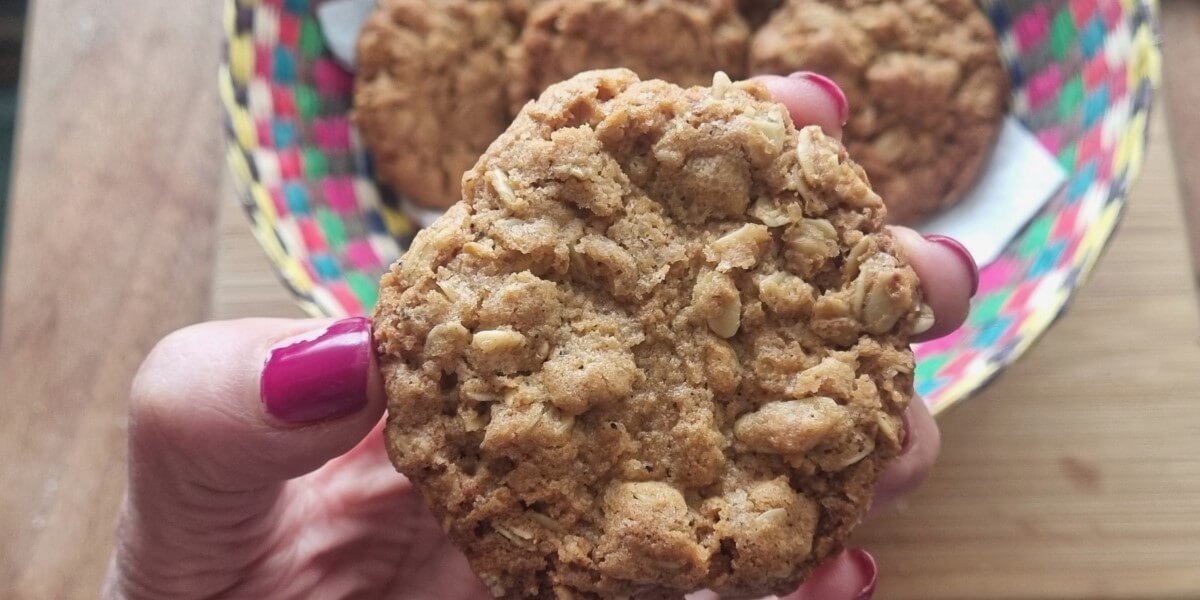 Galletas veganas proteicas de avena sin gluten crocantes que haremos en la receta de hoy sostenidas por Erika.