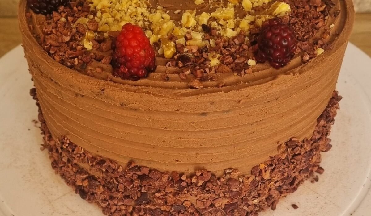 5 consejos de respostería vegana: Torta de chocolate vegana decorada con frutos rojos y secos.
