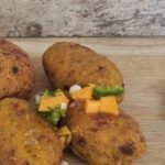 Receta de corviche ecuatoriano vegano: 6 corviches listos con su ají y un pequeño bowl de ají al lado derecho.