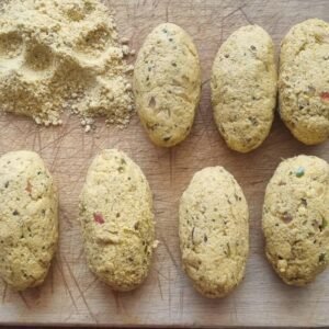 Receta de corviche ecuatoriano vegano: Formando los corviches en su forma ovalada. 7 listos y un poco de nuestra masa en la esquina superios izquierda.