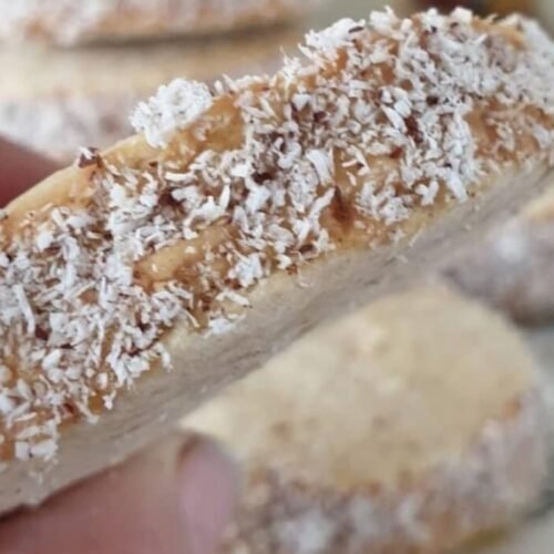 Alfajores veganos de maicena con coco rallado y azucar impalpable