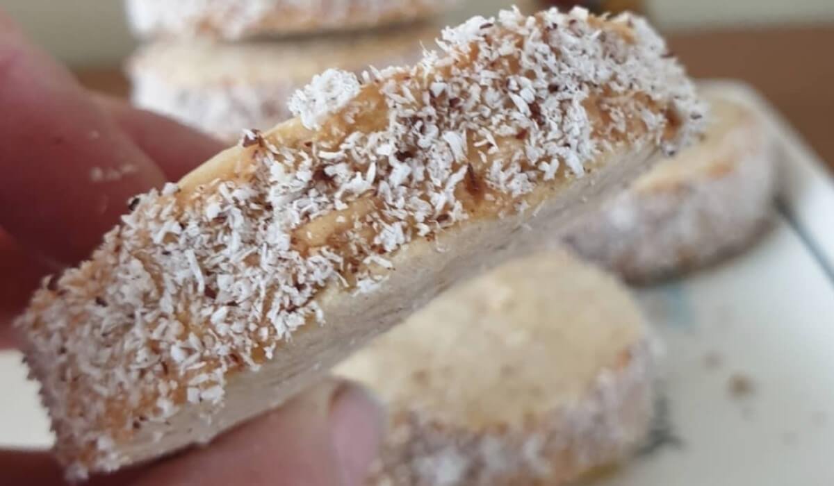 Alfajores veganos de maicena con coco rallado y azucar impalpable