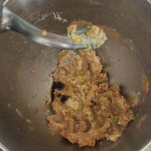 Paso dos de la preparación de nuestros alfajores veganos de maicena: Agregar la ralladura de limón y vainilla a nuestra masa en la batidora.