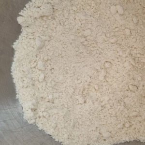 Paso 1 en la preparación de empanadas de viento veganas. Arenar la harina en nuestro bowl con la mantequilla.