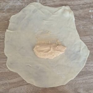 Paso 6 en la preparación de empanadas de viento veganas. Poner queso de chocho en el centro de nuestra masa extendida.