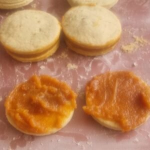 Paso nueve de la preparación de nuestros alfajores veganos de maicena: Una vez frías las galletas poner el dulce de leche vegano o el dulce que uds deseen, puede ser mantequilla de maní o almendras y juntar las galletas.