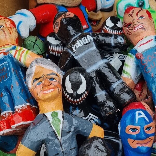 Monigotes de fin de año en Ecuador.