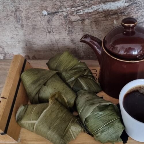 Chiguiles Veganos acompañados de café. Aprende a prepararlos en esta receta.