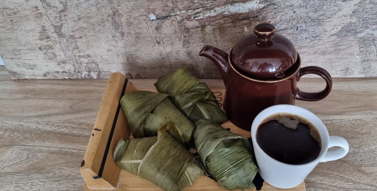 Chiguiles Veganos acompañados de café. Aprende a prepararlos en esta receta.
