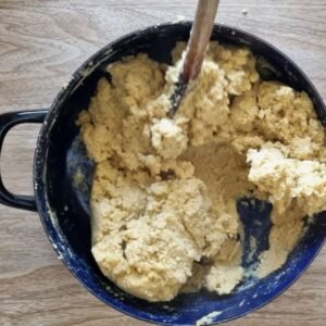 Paso 5 de receta de Chiguiles Veganos: Cocinar la harina de maíz, no descuidando de mover y mover para que no se pegue en el asiento de la olla.