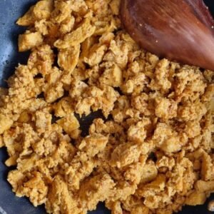 Receta de Seco de Chivo con Naranjilla vegano. Paso 3: En un sartén con aceite sellamos la carne vegetal.