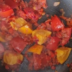 Receta de Seco de Chivo con Naranjilla vegano. Paso 6: Ya que estén suaves tanto el tomate como la naranjilla pondremos todo ese refrito en la licuadora.