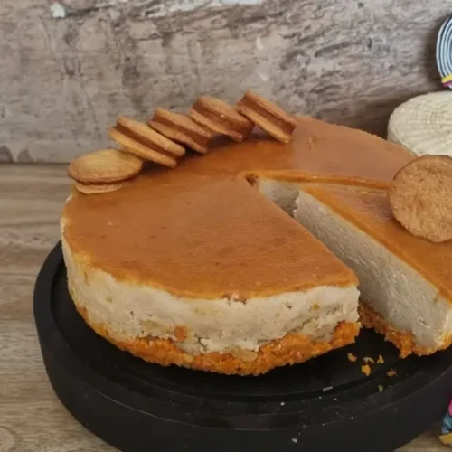 Cheesecake de dulce de leche con alfajores manabitas encima.