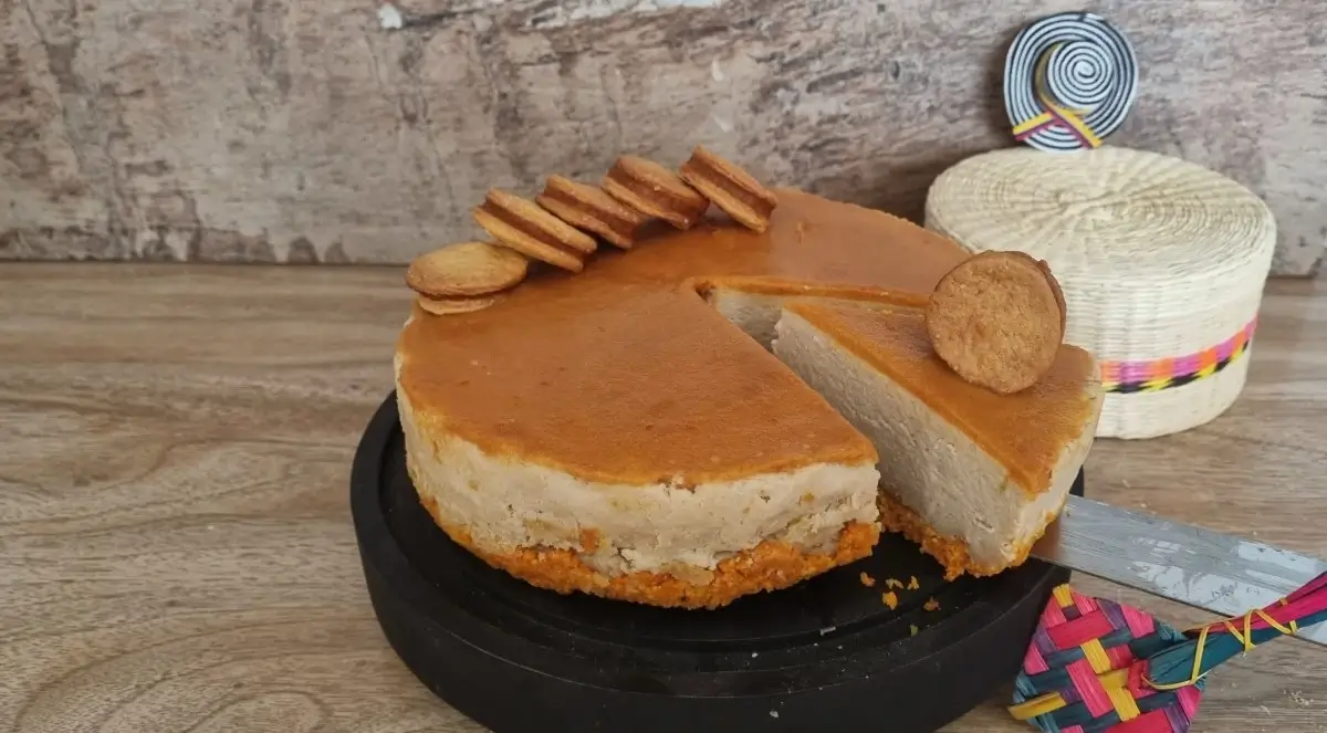 Cheesecake de dulce de leche con alfajores manabitas encima.