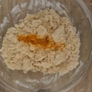 Mezcla después de agregar la harina con el polvo de hornear y la cúrcuma.