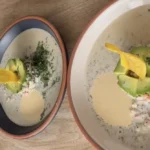 Ceviche Pink Iguana vegano hecho con hongo ostra y servido con chifles