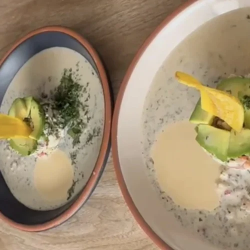 Ceviche Pink Iguana vegano hecho con hongo ostra y servido con chifles