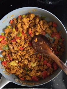 Migas pastoriles veganas de Extremadura - Receta tradicional - Incorporar el tomate rallado y un chorrito de agua. Continuar revolviendo hasta que los líquidos se evaporen.
