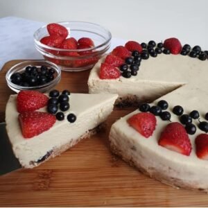 Cheesecake vegano de frutos rojos. Comida y postres veganos por la hueca vegana Quito.