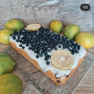 Molde de Limón y mortiño. Postre vegano hecho por la hueca vegana Quito.